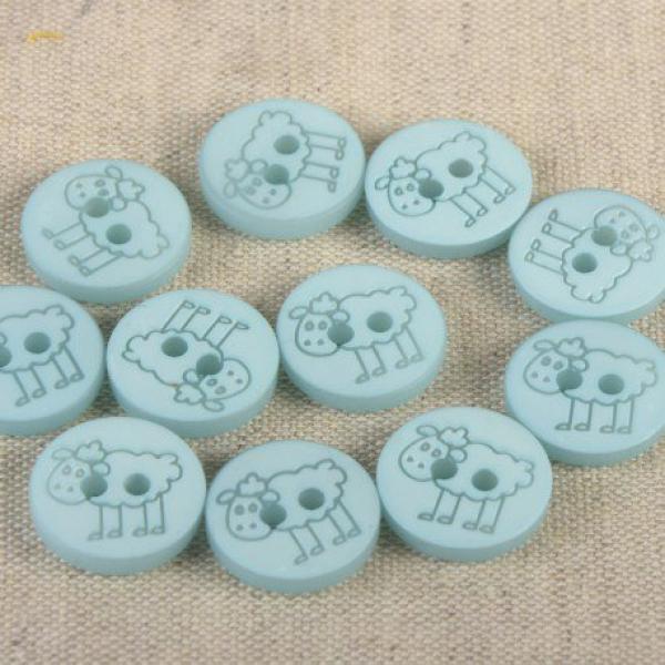 Kunststoffknopf in Babyblau mit Schafmotiv, 15 mm Durchmesser